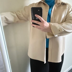 Använd en gång!! - Snygg skinnskjorta från neo nior!! Super fin att ha till en klänning tex! hör av er vid intresse 💘😇💕 storlek xl men passar mig som vanligtvis har s-m!!