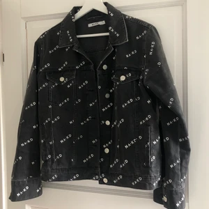 NA-KD jeansjacka ⚡️⭐️🧚🏼 - Min fina jacka från jeansjacka från NA-KD måste tyvärr gå ett nytt hem då den blivit lite liten 😭 skick enligt bilder ⚡️ som ni ser är det vissa av trycken som har nöts ut, mestadels på ryggen, men personligen tycker jag att det är det som sker jackan retro vibes ⭐️ storlek 36 men passar allt mellan 34-36 beroende på önskad passform ⚡️
