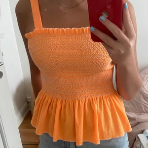 Zara topp - Jätte fin neonorange topp från barnavdelningen på zara, köpt för två år sedan men knappt använd, den är i storlek 152 vilket är som en xs. Möts upp vid st:erikplan eller står köpare för frakt, 66kr spårbart eller 45kr ej spårbart 💖