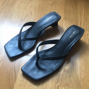 Supersnygga svarta klackar från &stories!  - Ett par supersnygga svarta klackar från &stories! Storlek 38. Original pris 790kr! Endast använda 1 gång! 