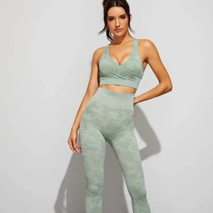 Shein gröna tights EJ ÄKTA Gymshark - Ljus/mintgröna tights som gymsharks fast utan märket i midjan. Har ett par äkta gymshark camo S i rött och dessa passar likadant, är i mycket bra kvalitet och 100% squat proof! Trivs bara ej i färgen. Ger snygg rumpa och komplimanger på gymmet :) 