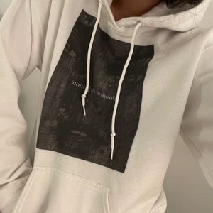 Hoodie med tryck - Jätte snygg vit hoodie från Emplece! Denna är väldigt stretchig och skön så passar XS-M.Den är lite använd men är i väldigt bra skick enbart lite nopprig vid muddarna men i övrigt så fin! Köptes för 649kr i fjol men säljer för 250kr🥰 Hör av er om vi vill ha fler bilder eller vid intresse!💕