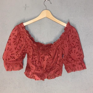 Röd gullig topp!  - Topp från Gina Tricot i fint skick! 