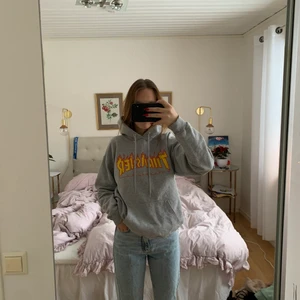 Thrasher hoddie  - Säljer min trasher hoddie då den ej kommer till användning. Bra skick men finns en liten fläck, som ni kan se på tredje bilden. Storlek 34-36 så passar både XS och S. Beror på hur oversize man vill att den ska va. Säljer den för 200kr inkl frakt (60kr)  men om de e fler som är intresserade så blir det budgivning. 