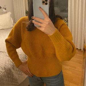 Otherstories stickadtröja - Fin stickad tröja från &otherstories, använd ett fåtal gånger ser i princip helt ny ut🤩 Storlek xs (köparen står för frakt)