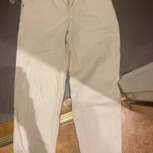 jeans  - passar storlek 34 och 36, storlek s från shein, ganska hög midja. köptes januari 2021 och använt 9-10 gånger