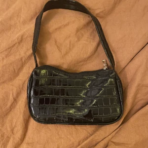 Axelväska - Säljer denna axelväska som inte kommer till användning. Helt ny och bra kvalitet! Skriv vid fler bilder eller funderingar ;)