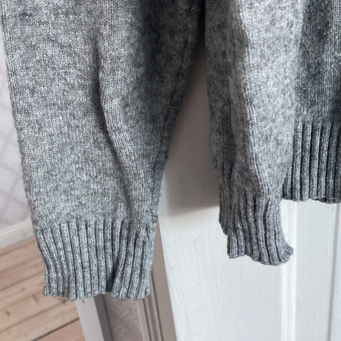 Grå stickad tröja  - 90