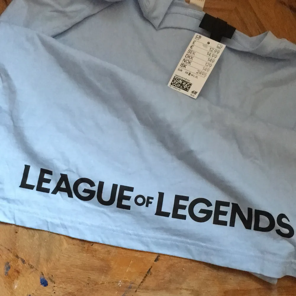 Säljer helt ny T-shirt från hm för 10 kr med motiv av leage of legends . T-shirts.