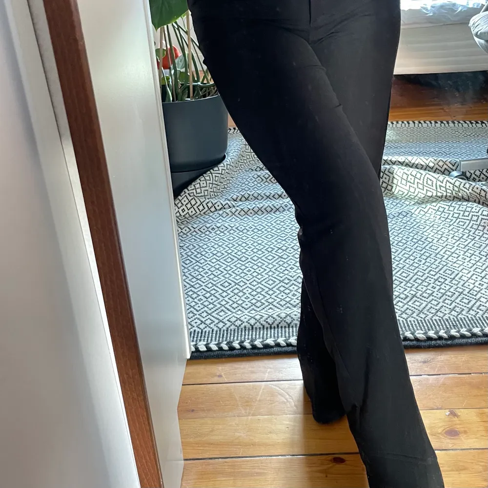Säljer mina svarta kostymbyxor från Hanna Schönbergs utsålda kollektion från NA-KD. Är jätte sköna o är perfekt till utekvällar o till vardags! 💓💞✨ Aldrig använt utan endast testat hemma! . Jeans & Byxor.
