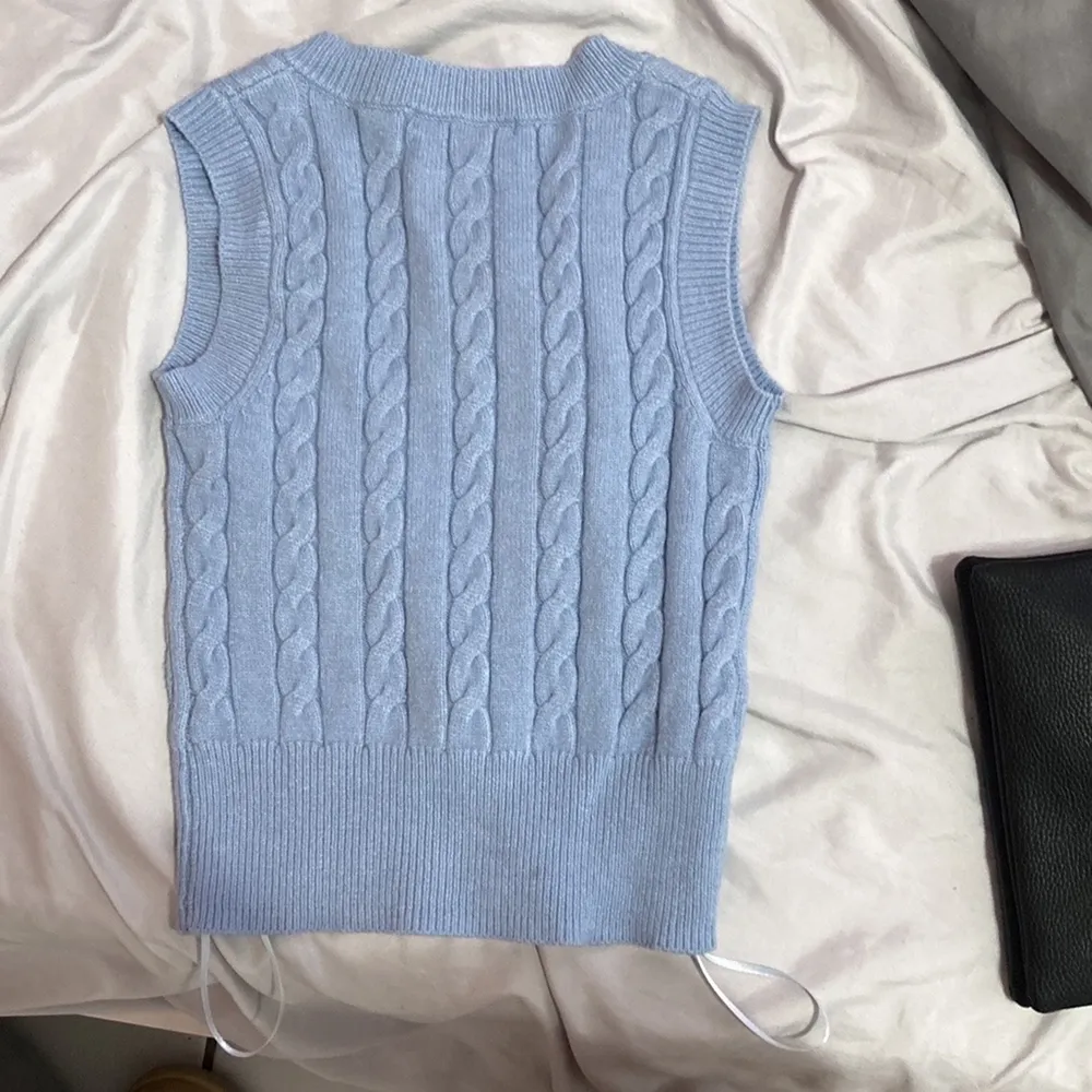 Hello shoppers I’m selling this sweater vest it’s new never been worn it just doesn’t have the tags but if you would like to make a reasonable offer please do so 🤝😊. Skjortor.