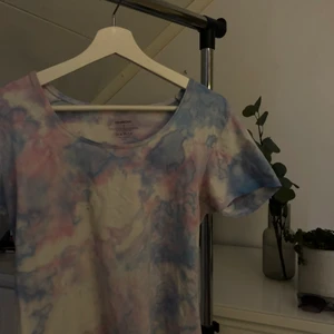 Snygg T-shirt!  - En jättefin T-shirt i snygga färger! Stl L. Frakt ingår ej📦             Skriv för frågor och funderingar!💓