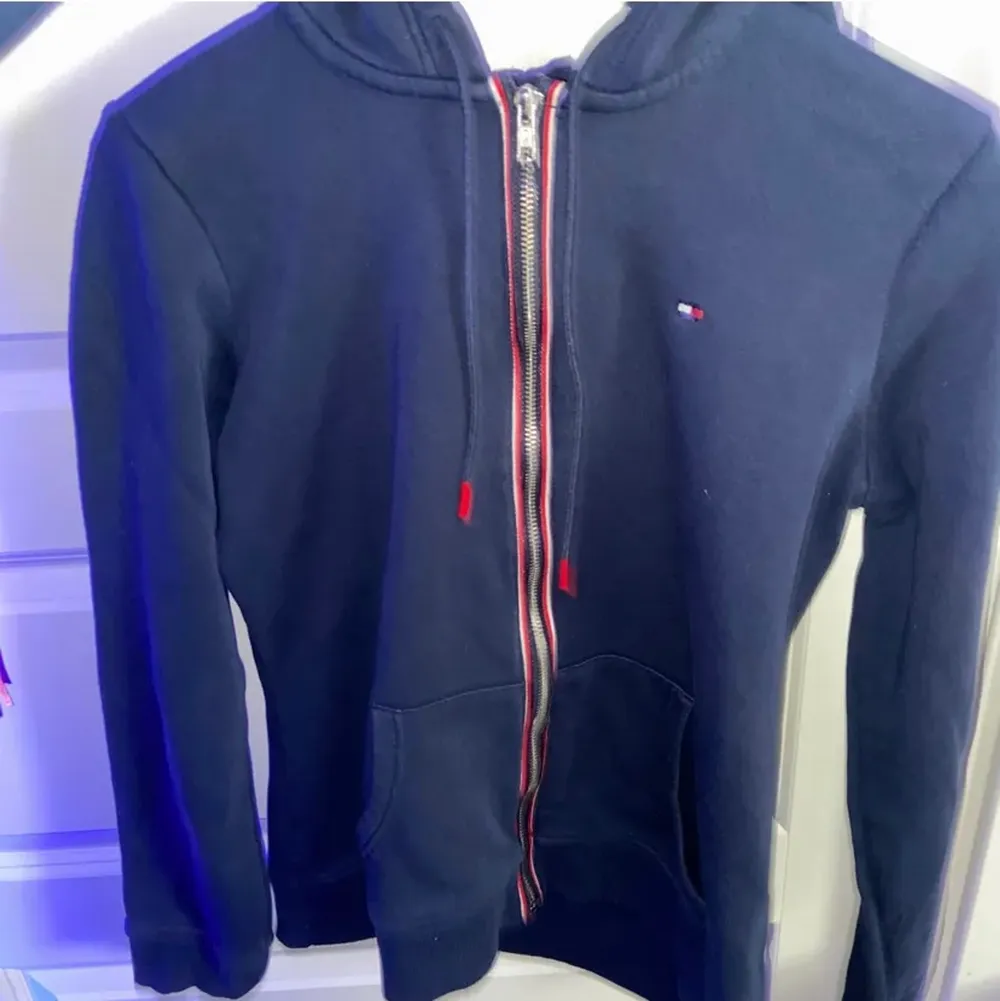 Säljer detta snygga settet från Tommy Hilfiger! Det är i en marinblå färg med röda och vita detaljer! Priset för settet blir 200kr! Om man vill köpa separat blir priset 100kr för vardera plagg! I plaggen står storleken M men då de är lite små i storleken så skulle jag säga att de sitter mer som S!Kontakta mig vid intresse🦋🦋. Hoodies.