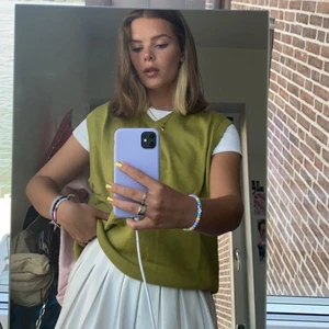 Grön väst💚 - Ursnygg grön väst, köpt här via plick för snart två år sedan och har använts flitigt! I nyskick💚 (herrstorlek S, sitter som en M på mig)(Är du intresserad? Ett snabbt köp uppskattas då jag efter ett tag donerar kläderna till secondhandbutiker)