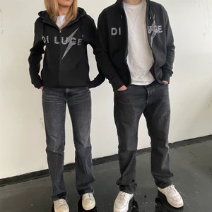 Di Luce Hoodie - Passa på att köpa en Di Luce-hoodie innan lagret är slut. Finns i storlekarna S-L och är true to size.   Som bilden visar är det trendiga trycket i rhinestone. Zip-hoodien är jätteskön och snygg!  Köp här eller besök våran instagram @diluce.se och beställ i DM⚡️⚡️