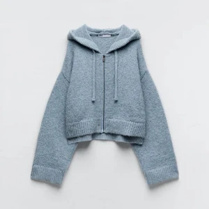 Stickad hoodie  - Säljer denna mysiga stickade hoodie ifrån Zara. Jag beställde den i två storlekar, men hann tyvärr inte skicka tillbaka den jag inte behöll. Den är alltså endast testad och helt oanvänd med lappen kvar💞 På Zaras hemsida är den slutsåld och priset jag köpte den för var 399kr. Jag som brukar vara känslig stickade plagg tycker inte alls att denna är stickig i materialet😇Köp direkt för 400kr💓