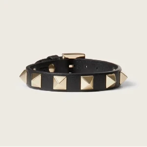 Valentino-liknande armband  - Säljer dessa valentinoliknande armband som är super snygga. 75kr styck gratis frakt!💕 Skriv om du har frågor!