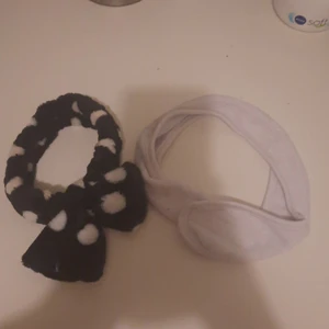 Hårband - Säljer dessa två hårband då jag har massor. Svarta drar man på huvet och den är töjbar, den vita har resårband. Frakten står du för