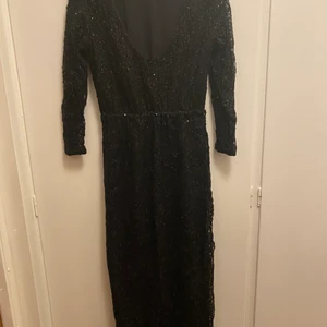 Festklänning  - En fin och enkel festklänning med paljetter från Nelly . Kan skickas omgående , köparen står för frakten. 