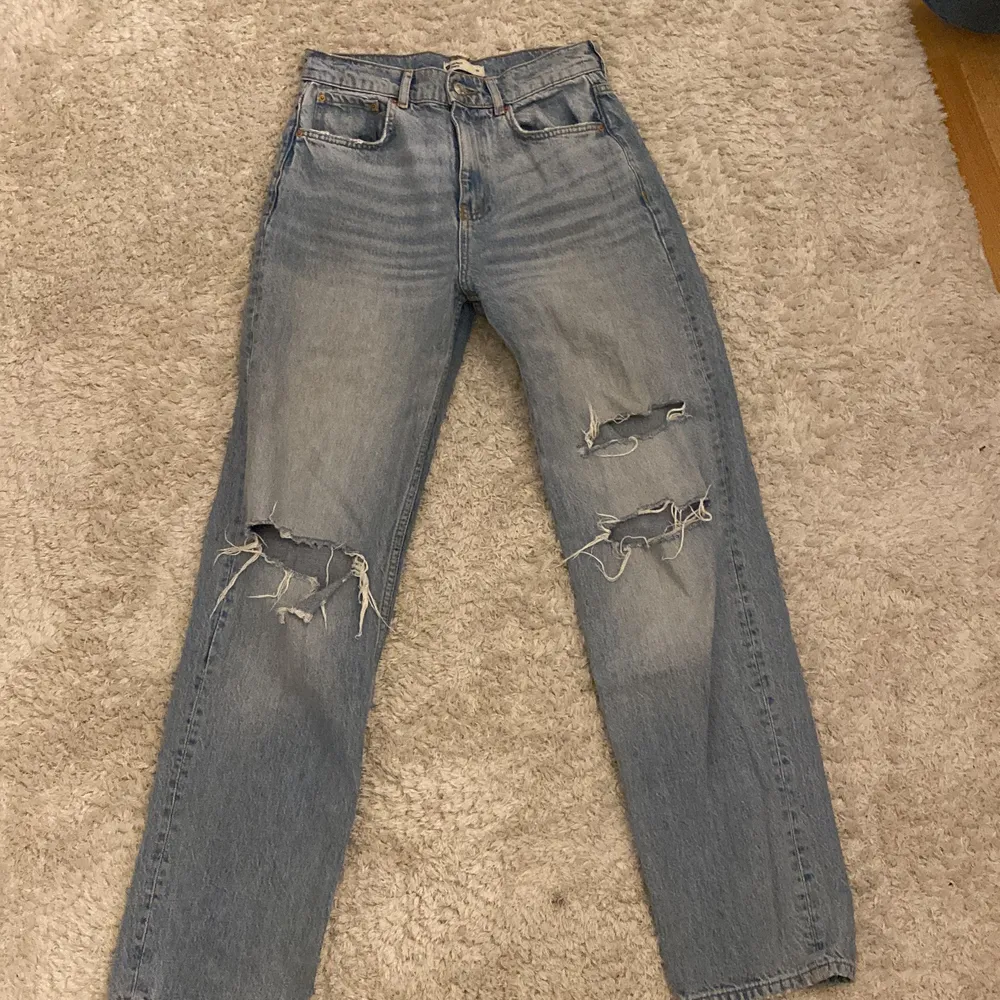 Blåa jeans med hål på knäna från Gina Tricot i storlek 36💞 Köparen står för frakt🌟. Jeans & Byxor.