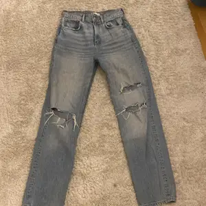 Blåa jeans med hål på knäna från Gina Tricot i storlek 36💞 Köparen står för frakt🌟