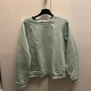 Säljer denna turkos/gröna tröjan eftersom den inte kommer till användning. Använd några gånger & är i fint skick. Det är storlek xs men den funkar till s också!                                       Den är fin nu till våren! Pris går att diskutera men köparen står för frakten.                                                Tveka inte att fråga om du undrar något!