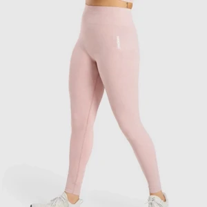 Gymshark tights - Säljer mina rosa Adapt Animal tights från Gymshark i nyskick, de är endast provade har tyvärr sedan inte blivit använda💗 nypris 649:-