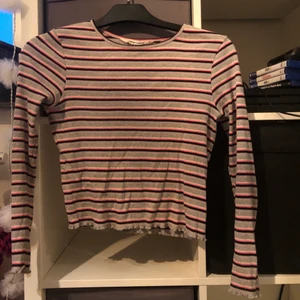 H&M - Säljer denna jätte fina tröja för att jag inte änvänder den inte använd mycket och inget fult märke, vet inte storleken men den passar mig som är ca 160