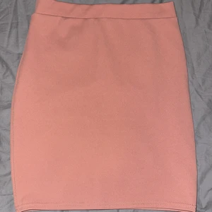 En rosa kjol - En kjol i gammaldags rosa färg, i fint skick!