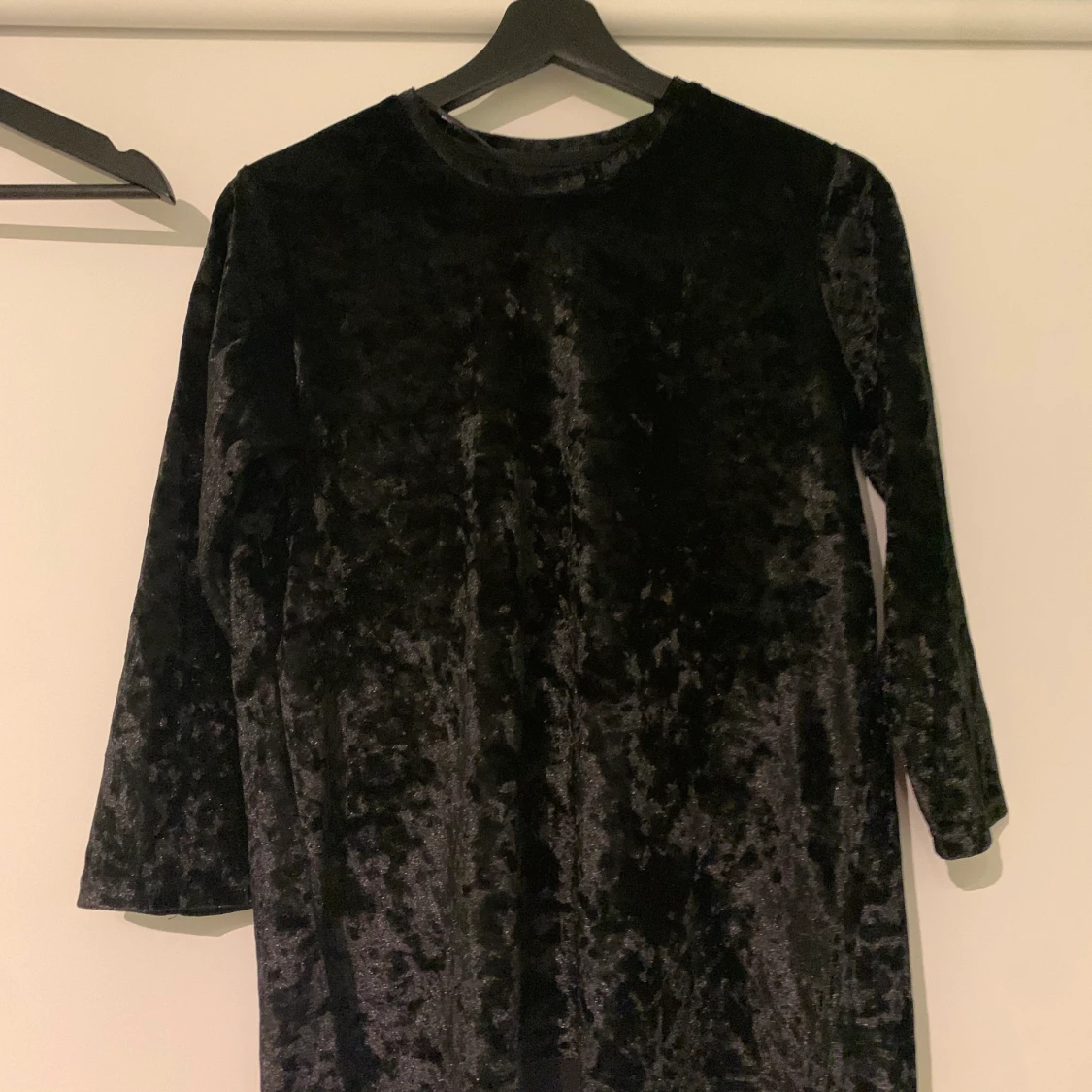 Svart långärmad med valeor material 