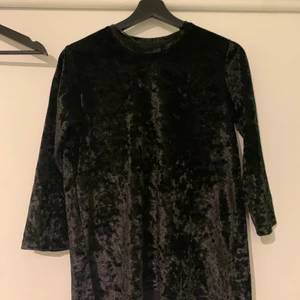 Svart långärmad med valeor material  - Svart långärmad i valeor storlek S, för liten för mig och är därför ovanvänd, kan mötas upp i Stockholm i Botkyrka men kan möjligtvis ta mig till andra platser i Stockholm så hör av er om ni är sugna på den så kan vi kolla hur vi kan lösa det :) 