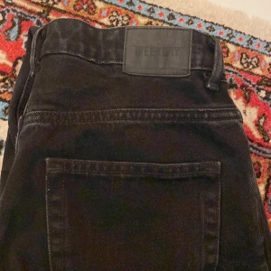 Svarta jeans  - Svarta jeans från weekday. Modell voyage.storlek 26/32