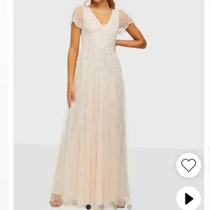 Balklänning  - säljer denna oanvända balklänningen från nelly då jag hittat en annan! 