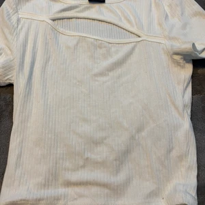 T- shirt vit - Väldigt fin vit t-shirt som ej kommer till användning. Hål åvanför bröstet.