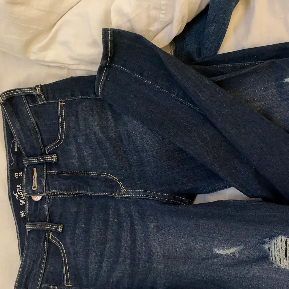 Jeans från hollister med hål i, storlek W23 L26 och SUPER stretchiga !! ❤️‍🔥❤️‍🔥. Jeans & Byxor.