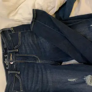 Jeans från hollister med hål i, storlek W23 L26 och SUPER stretchiga !! ❤️‍🔥❤️‍🔥