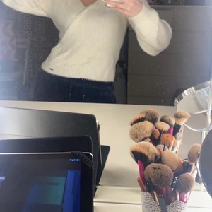 Stickad tröja från Hollister strl M - Vit stickad tröja från Hollister i storlek M💗 Köparen står för frakt✨