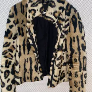 Leopardjacka från Vero Moda. Använd fåtal gånger. Stl S 💙 Skickas emot fraktkostnad 🌟