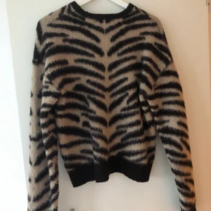 Tröja från NAKD - Snygg tröja från NAKD i nyskick, storlek XS men passar s-m. Nypris 499kr, frakt tillkommer☺️