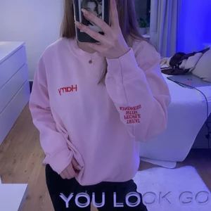 Harry Styles sweatshirt - Superfin officiell Harry Styles sweatshirt I storlek S. Fint skick. Treat people with kindness text på armen och Harry på bröstet🥰 Nypris runt 800 kr med frakter, säljer för 650!