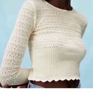 Trendig tröja ifrån zara  - Säljer denna tröja från zara, köpt här på plick (lånad bild) bara höra av sig vid intresse eller frågor:)🌸