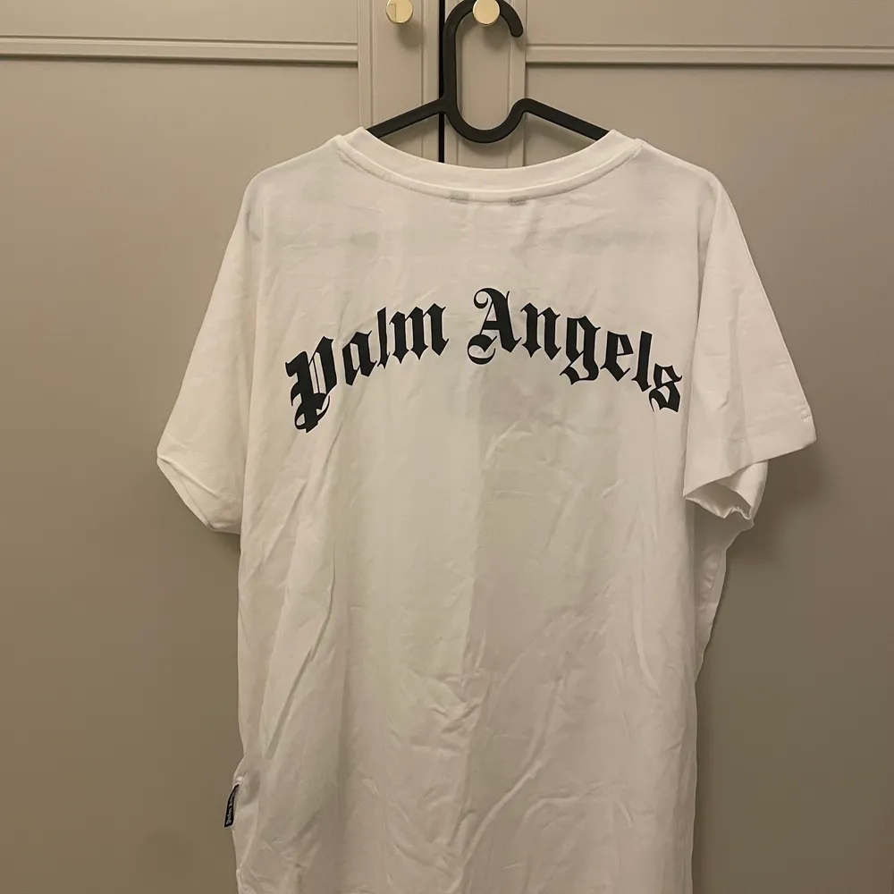 Riktigt fet Palm Angels t-shirt (FAKE) oversize. Helt oanvänd med lapparna kvar. Frakt betalas av köparen, tar emot swish 🤝 bud startar på 500kr. . T-shirts.
