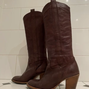 Cowboy-stövlar  - Unika bruna cowboy-stövlar i äkta läder. Mycket bra skick och knappt använda då de är för små. Köpta på exklusiva vintage-butiken Judits secondhand i Sthlm! Storlek 36-37 (nypris 1000kr)💋