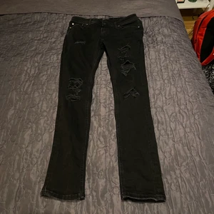 Svarta Jeans Jack & Jones - Säljer ett par skinny fit jeans från Jack & Jones i stlk 31x30. Dem är bara använda ett fåtal gånger så dem är nästan som nya. Betalade 699kr för dessa i Jack & Jones butik. Jag står inte för postens slarv.