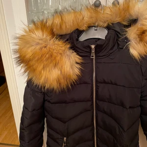 Vinterjacka  - Säljer vinterjacka med pälsluva (ej äkta päls). Storlek 36. Ser helt oanvänd ut använd endast ett fåtal gånger. Hör av er vid ytterligare frågor😊 köparen står för frakt