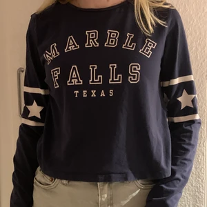 Skön tunn tröja i bra skick  - Pris + frakt 66kr eller kom och hämta. 