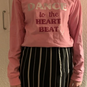 Skön sweatshirt  - Använd 1 gång. Pris + frakt 66kr eller kom och hämta. 