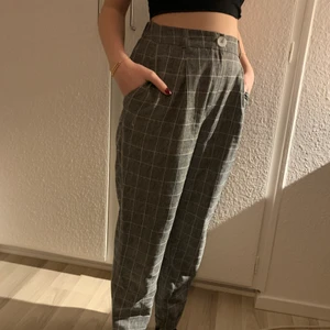 Rutiga byxor  - Pris + frakt 66kr eller kom och hämta. 