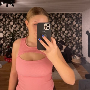 Topp - Säljer denna sjukt snygga rosa topp som kommer ifrån Gina Tricot och som är i storlek M. Tror jag köpte den för 129kr mitt pris 50kr. Den är använt fåtal gånger och köparen står för frakten🤍