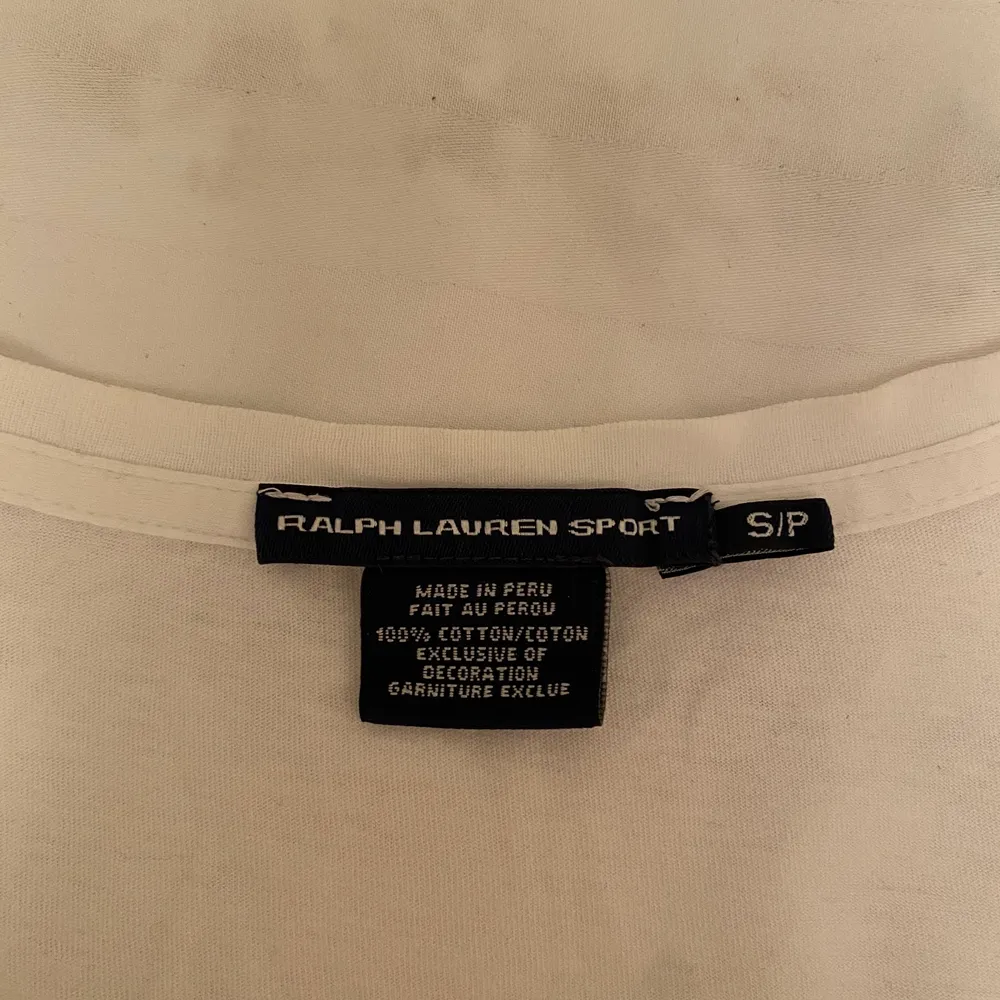 Säljer min älskade polo Ralph Lauren t-shirt då den inte sitter som jag vill längre. Tröjan är sparsamt använd och passar skitsnyggt som både vad eller huvudplagg i vilken outfit som helst!🥰. T-shirts.